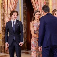 Pedro Sánchez saluda a la Reina Letizia en presencia de Abdalá y Rania de Jordania y su hijo Hashem