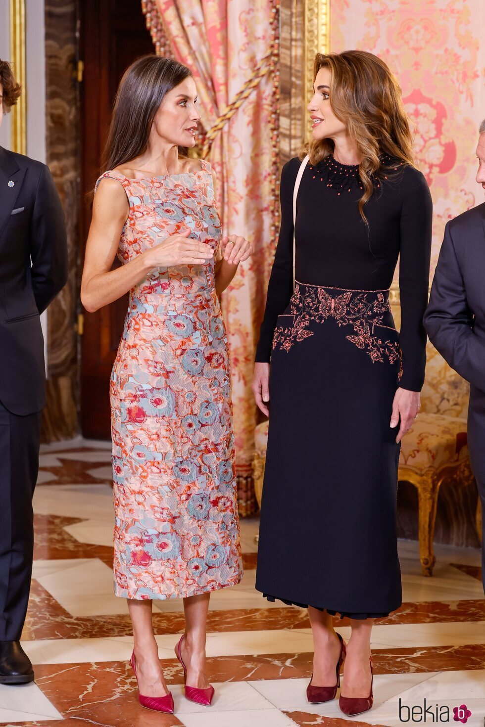 La Reina Letizia y Rania de Jordania hablando en el almuerzo a los Reyes de Jordania en el Palacio Real