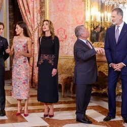 La Reina Letizia y Hashem de Jordania hablando junto a Abdalá y Rania de Jordania y el Rey Felipe VI