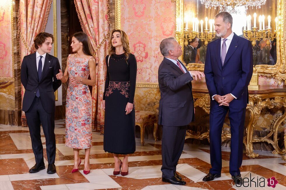 La Reina Letizia y Hashem de Jordania hablando junto a Abdalá y Rania de Jordania y el Rey Felipe VI