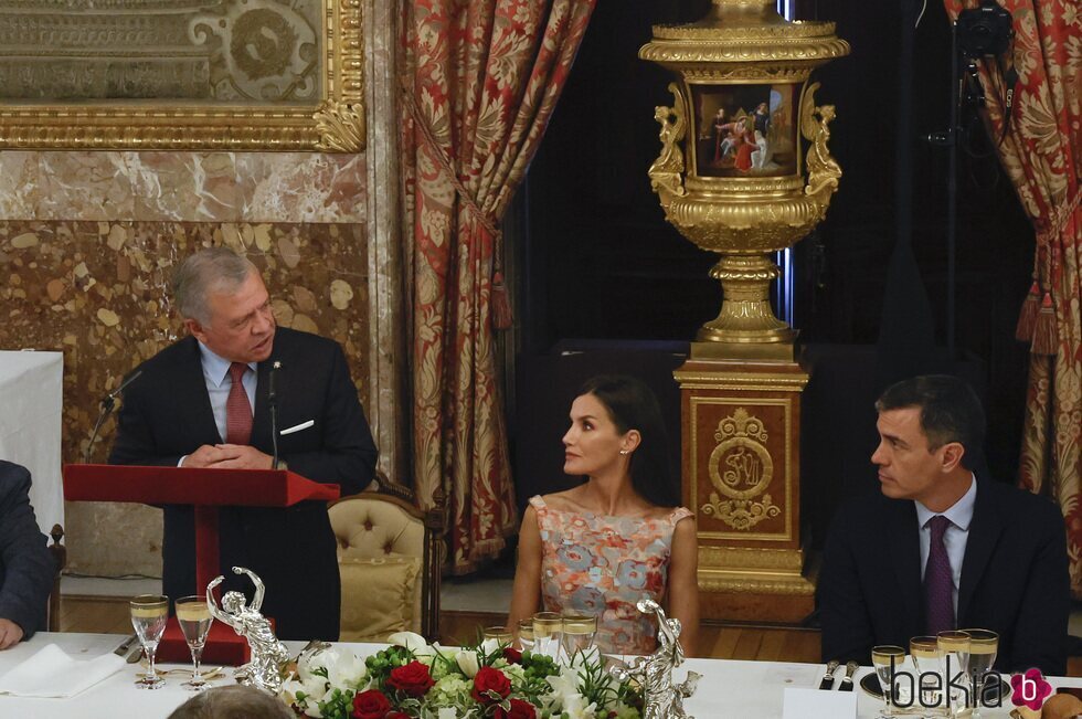 La Reina Letizia y Pedro Sánchez escuchan el discurso de Abdalá de Jordania en el almuerzo a los Reyes de Jordania