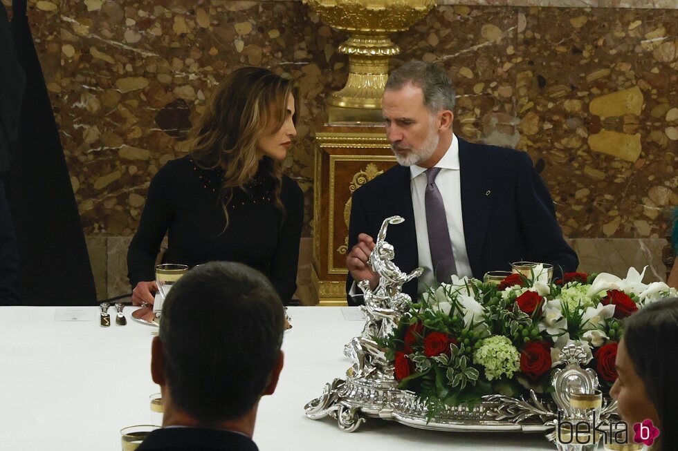 Rania de Jordania y Felipe VI hablando en el almuerzo a los Reyes de Jordania en el Palacio Real