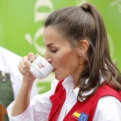 La Reina Letizia tomando un café en su Viaje de Cooperación a Colombia