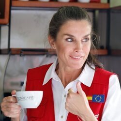 La Reina Letizia tras haber tomado un café en su Viaje de Cooperación a Colombia