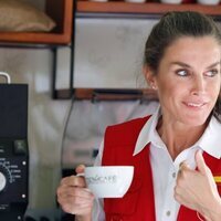 La Reina Letizia tras haber tomado un café en su Viaje de Cooperación a Colombia