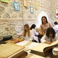 La Reina Letizia y Rania de Jordania conociendo el trabajo realizado en las Escuelas Taller y Talleres de Empleo de Patrimonio Nacional