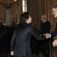 El Rey Felipe VI saluda a Hashem de Jordania en el Palacio Real