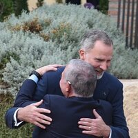 El Rey Felipe VI abraza a Abdalá de Jordania en la cena de bienvenida por la reunión del Proceso de Áqaba en Córdoba