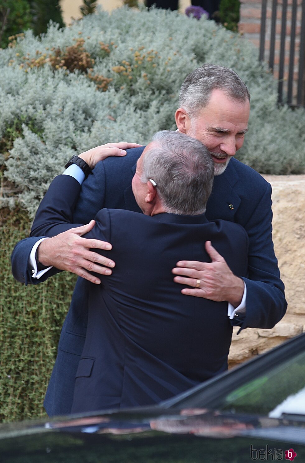 El Rey Felipe VI abraza a Abdalá de Jordania en la cena de bienvenida por la reunión del Proceso de Áqaba en Córdoba