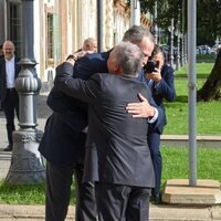 El Rey Felipe VI y Abdalá de Jordania se abrazan en la reunión del Proceso de Áqaba en Córdoba