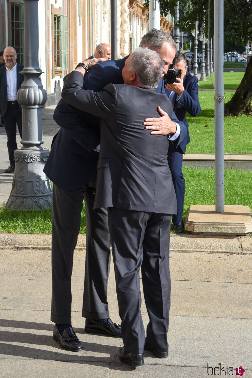 El Rey Felipe VI y Abdalá de Jordania se abrazan en la reunión del Proceso de Áqaba en Córdoba