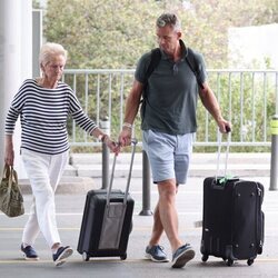 Iñaki Urdangarin, muy pendiente de su madre en el aeropuerto de Ginebra