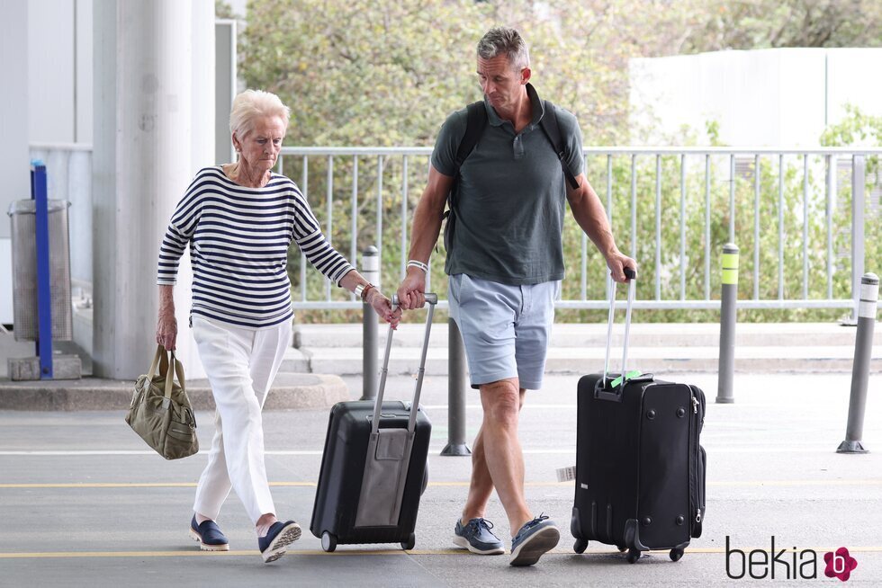 Iñaki Urdangarin, muy pendiente de su madre en el aeropuerto de Ginebra