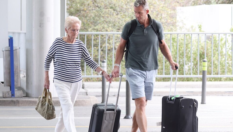 Iñaki Urdangarin, muy pendiente de su madre en el aeropuerto de Ginebra