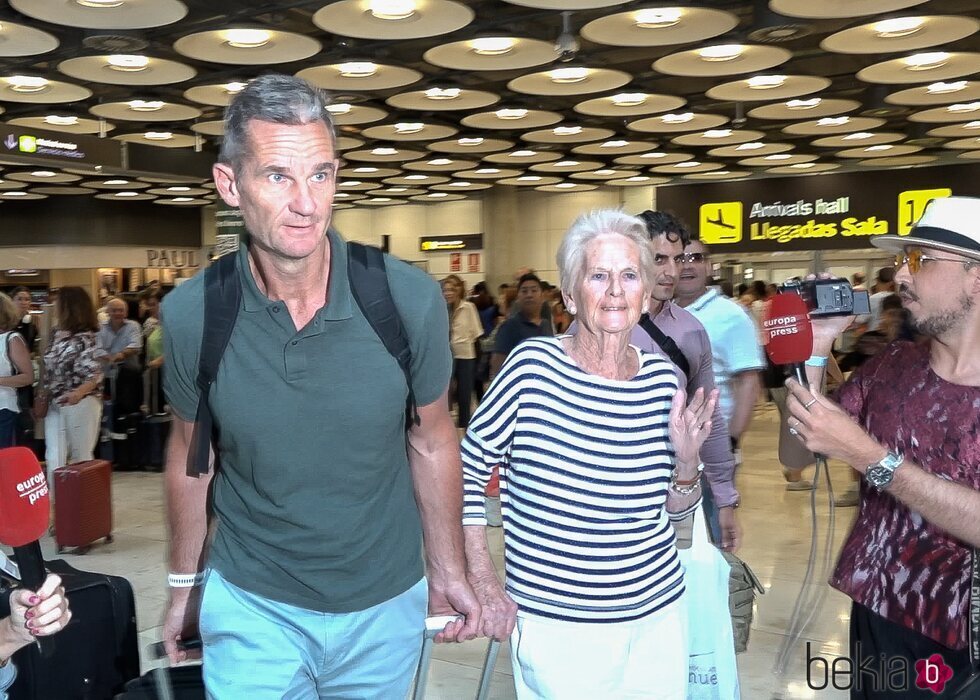 Iñaki Urdangarin y su madre en Madrid tras haber asistido a la graduación de Irene Urdangarin