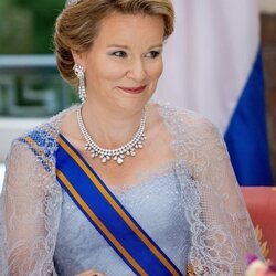 Matilde de Bélgica con la tiara de las Nueve Provincias en la cena de Estado a los Reyes de Holanda