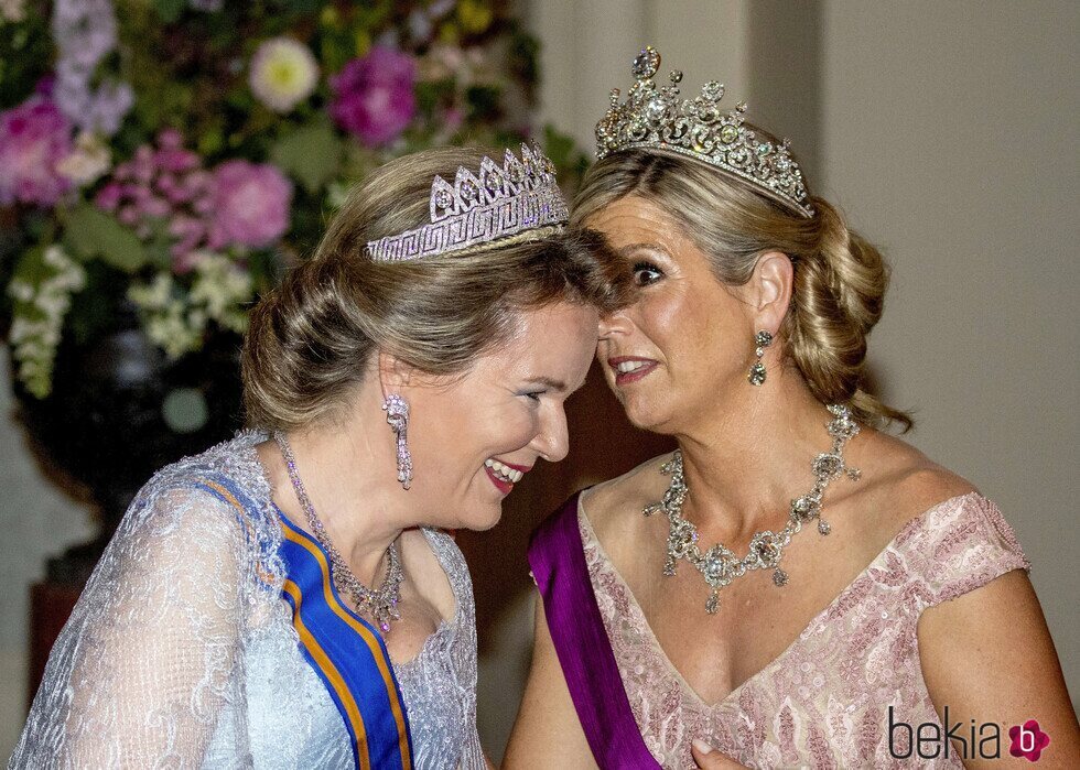 Matilde de Bélgica y Máxima de Holanda hablando en la cena por la Visita de Estado de los Reyes de Holanda a Bélgica