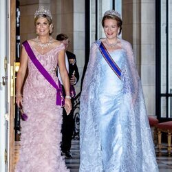 Máxima de Holanda y Matilde de Bélgica en la cena por la Visita de Estado de los Reyes de Holanda a Bélgica