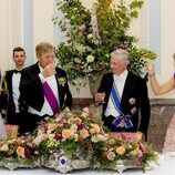 Guillermo Alejandro y Máxima de Holanda y Felipe y Matilde de Bélgica brindando en la cena por la Visita de Estado de los Reyes de Holanda a Bélgica