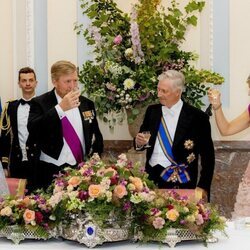 Guillermo Alejandro y Máxima de Holanda y Felipe y Matilde de Bélgica brindando en la cena por la Visita de Estado de los Reyes de Holanda a Bélgica