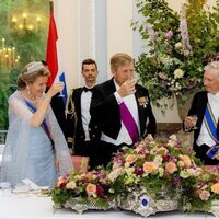 Guillermo Alejandro y Máxima de Holanda y Felipe y Matilde de Bélgica brindando en la cena por la Visita de Estado de los Reyes de Holanda a Bélgica