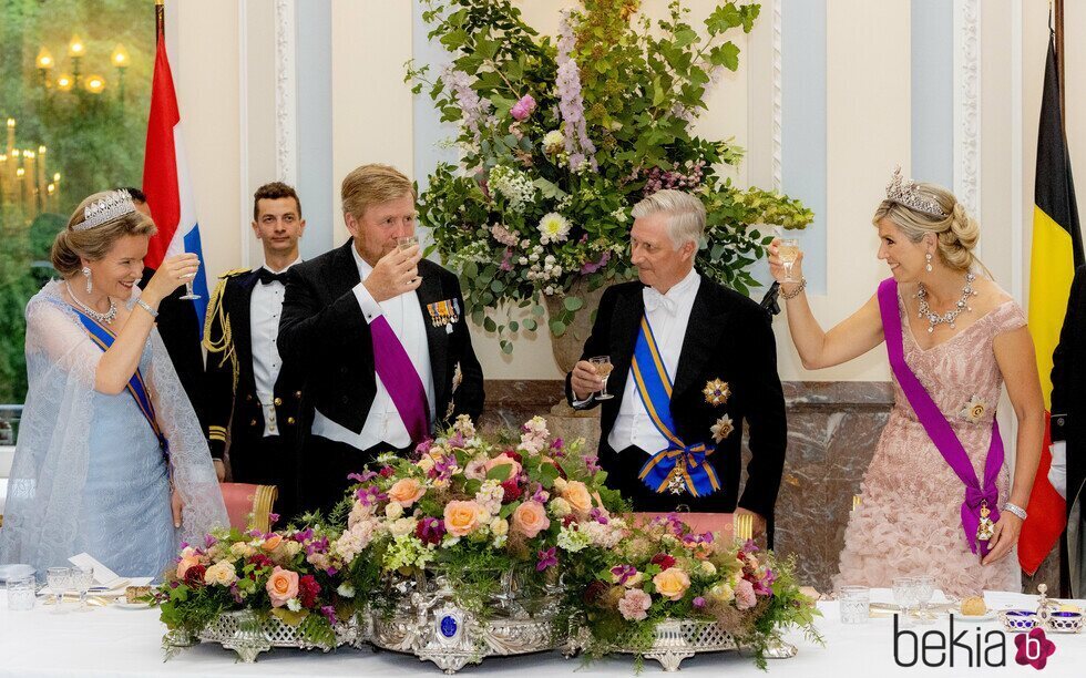 Guillermo Alejandro y Máxima de Holanda y Felipe y Matilde de Bélgica brindando en la cena por la Visita de Estado de los Reyes de Holanda a Bélgica