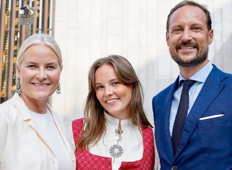 Ingrid Alexandra de Noruega en su graduación junto a sus padres