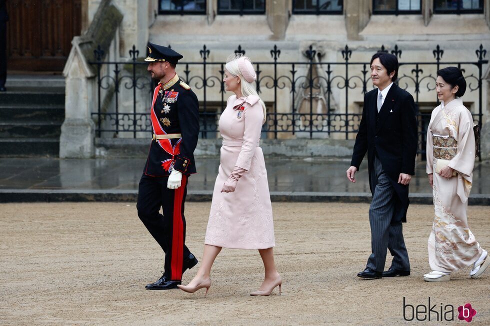 Haakon y Mette-Marit de Noruega y Akishino y Kiko de Japón en la coronación de Carlos III