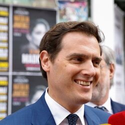 Albert Rivera, muy sonriente, atendiendo a los medios en plena Gran Vía de Madrid