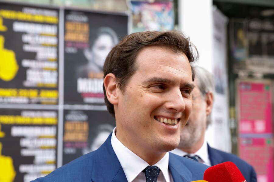 Albert Rivera, muy sonriente, atendiendo a los medios en plena Gran Vía de Madrid