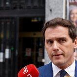 Albert Rivera atendiendo a los medios en plena Gran Vía de Madrid