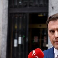 Albert Rivera atendiendo a los medios en plena Gran Vía de Madrid