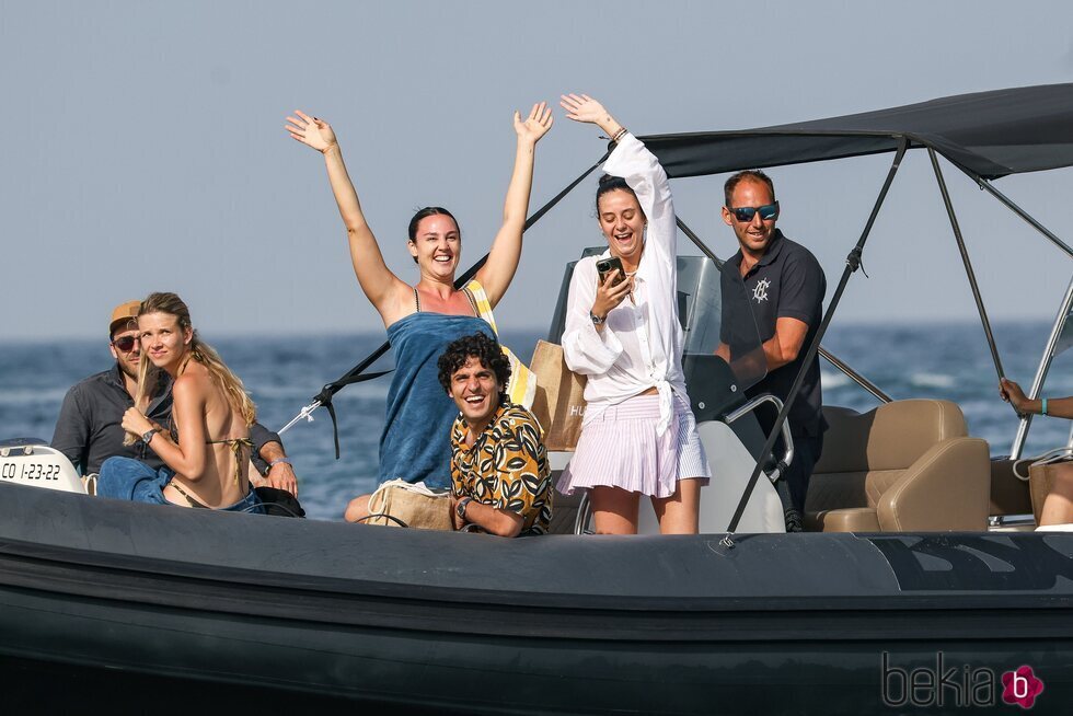 Victoria Federica con su amiga Rocío Laffón y Tomás Páramo en Formentera