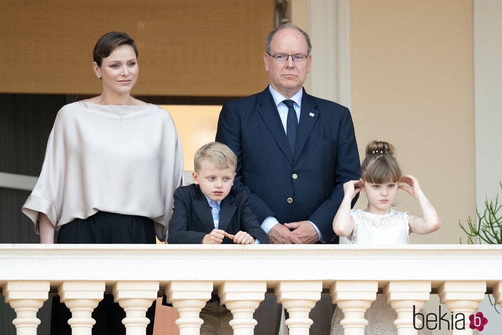 Alberto y Charlene de Mónaco con Jacques y Gabriella en los actos por el Día de San Juan