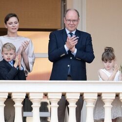 Alberto y Charlene de Mónaco junto a Jacques y Gabriella aplaudiendo en los actos por el Día de San Juan