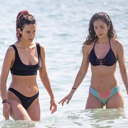 María Pedraza y su hermana Celia en Ibiza