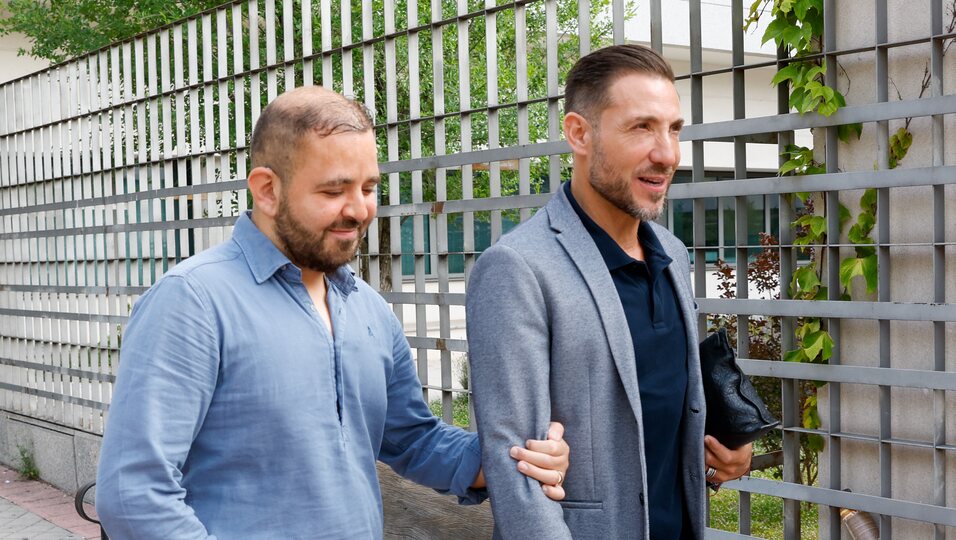 Antonio David y David Flores llegando al juicio contra Rocío Carrasco