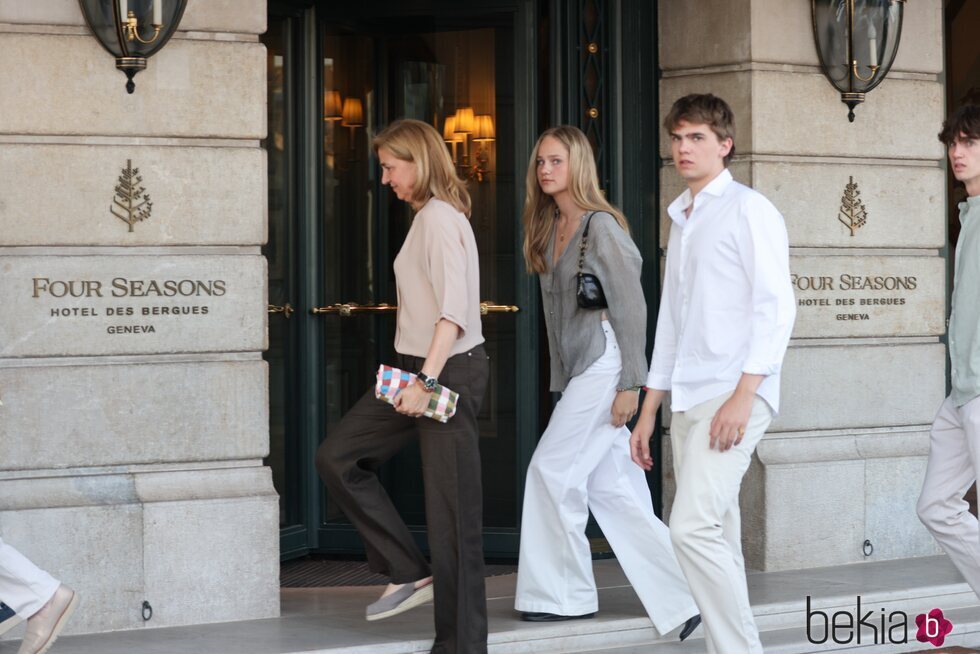 La Infanta Cristina, Irene Urdangarin, Miguel Urdangarin y Pablo Urdangarin en la graduación de Irene Urdangarin