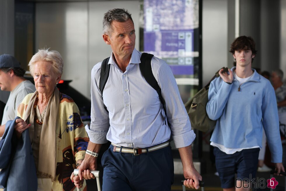 Iñaki Urdangarin, Pablo Urdangarin y Claire Liebaert en el aeropuerto de Ginebra por la graduación de Irene Urdangarin