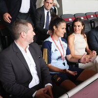 La Reina Letizia con la segunda entrenadora de la Selección Nacional Femenina de Fútbol viendo un entrenamiento