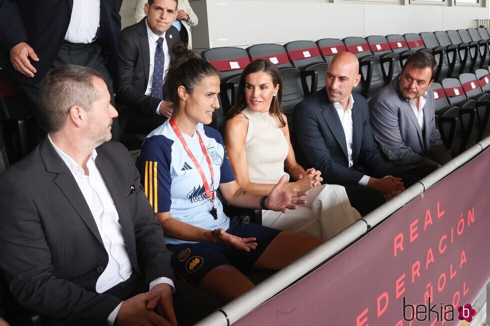 La Reina Letizia con la segunda entrenadora de la Selección Nacional Femenina de Fútbol viendo un entrenamiento