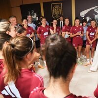 La Reina Letizia hablando con las jugadoras de la Selección Nacional Femenina de Fútbol