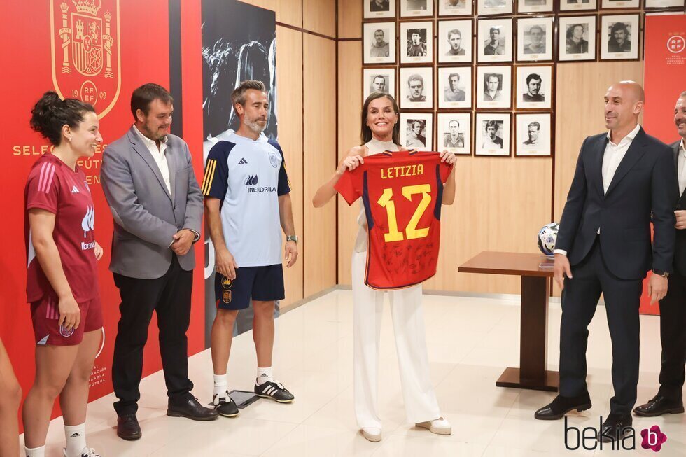 La Reina Letizia con una camiseta con su nombre de la Selección Nacional Femenina de Fútbol