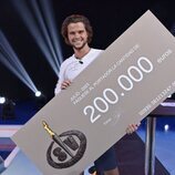 Bosco Martínez Bordiú sosteniendo el cheque como ganador de 'SV 2023'