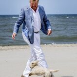 Guillermo Alejandro de Holanda y su perro Mambo en su posado de verano en la playa