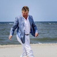 Guillermo Alejandro de Holanda y su perro Mambo en su posado de verano en la playa