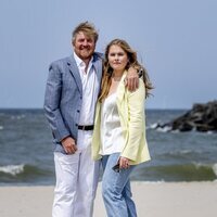 Guillermo Alejandro de Holanda y Amalia de Holanda en su posado de verano en la playa