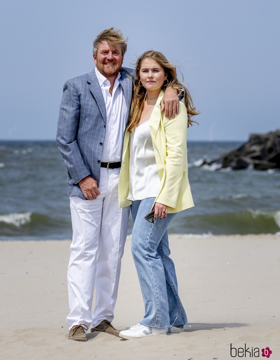 Guillermo Alejandro de Holanda y Amalia de Holanda en su posado de verano en la playa