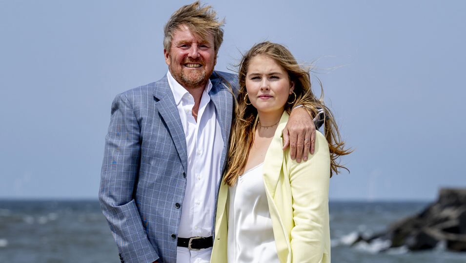 Guillermo Alejandro de Holanda y Amalia de Holanda en su posado de verano en la playa