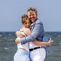 Guillermo Alejandro de Holanda y Alexia de Holanda abrazados en su posado de verano en la playa